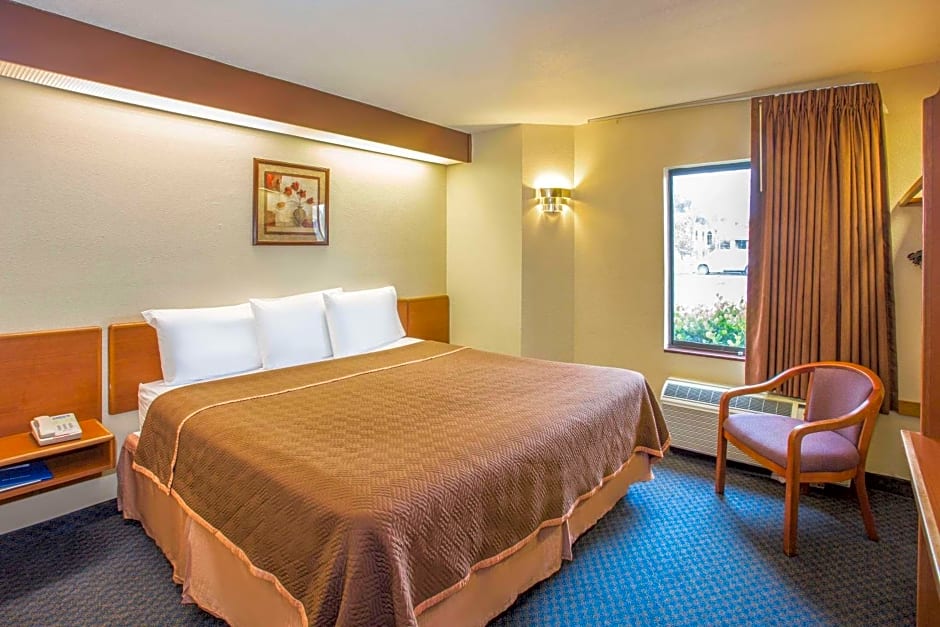Travelodge by Wyndham Fort Myers Airport