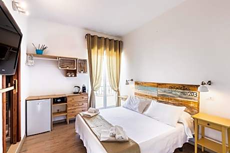 Deluxe Double Room with Side Sea View