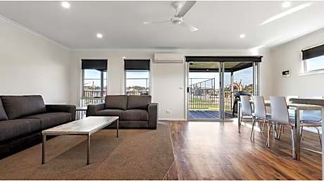 Deluxe 3 Bedroom Lakeside Cabin - Sleeps 6