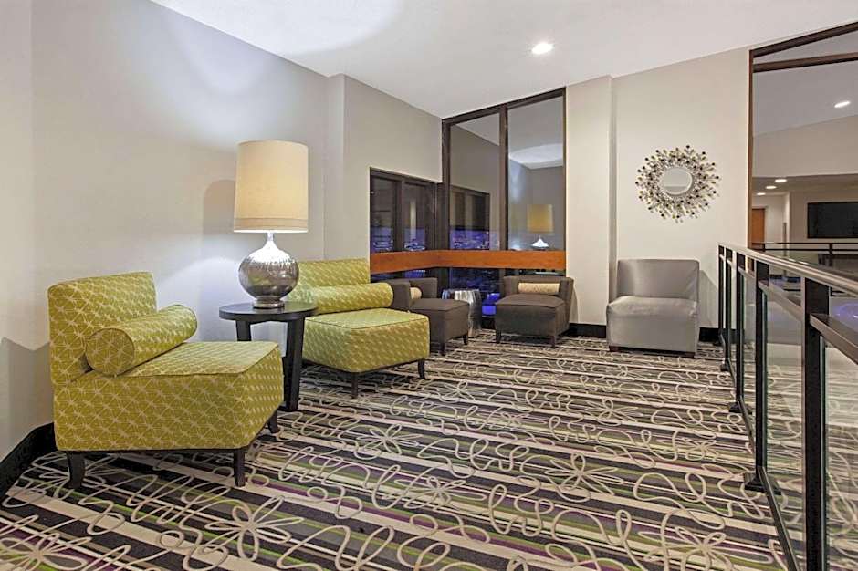 La Quinta Inn & Suites by Wyndham Detroit Metro Airport