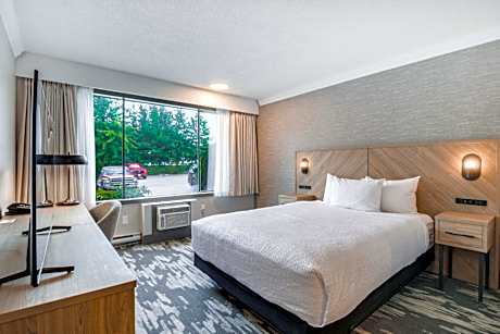Standard Room, 1 Queen Bed, Kitchenette, Atrium Building
