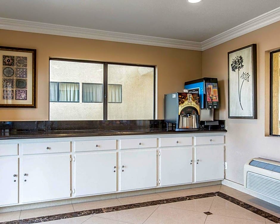 Rodeway Inn & Suites