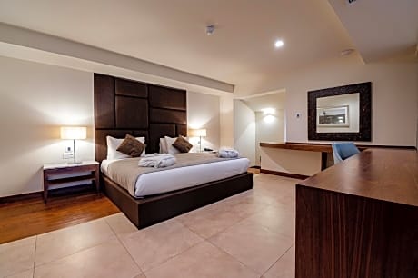 Penthouse Suite with Private Pool and Free Stocked Mini Bar