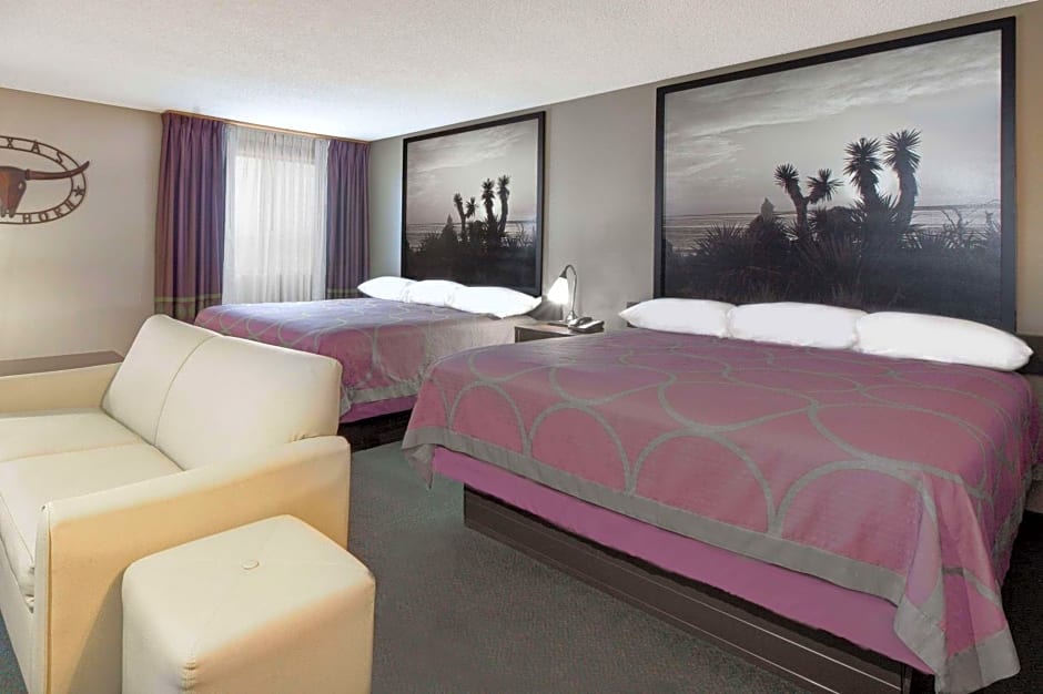 Super 8 by Wyndham Victoria/North/Mall Area