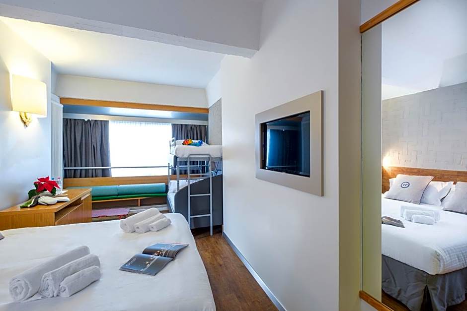 Zdjęcie 1 z 5 — Quadruple Room  (2 Adults + 2 Children)