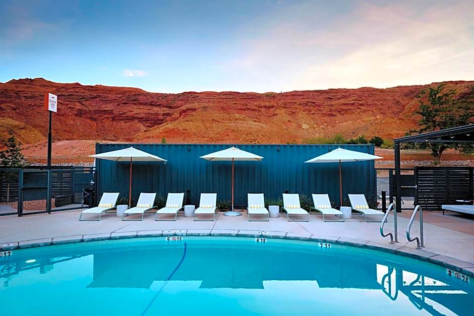 Slackline Moab, Outset Collection by Hilton