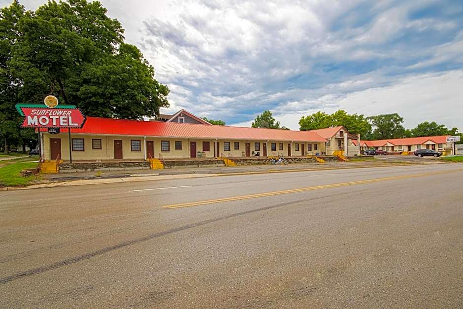 Sunflower Motel Hiawatha By OYO