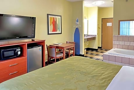 King Room with Whirlpool - Non Smoking/Interior Hall