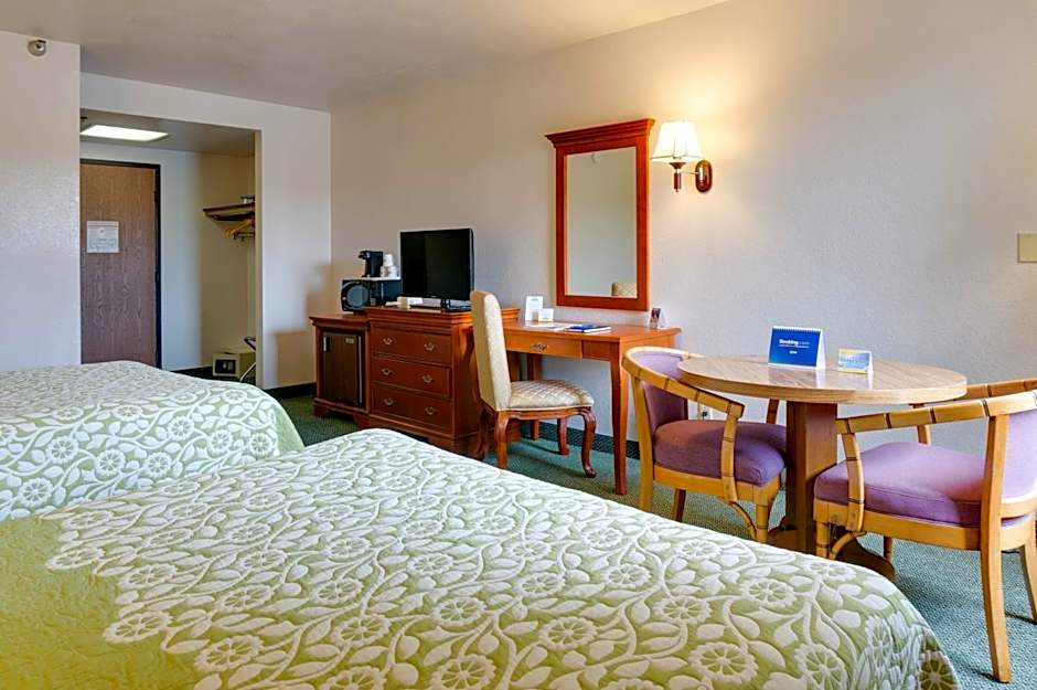 Days Inn & Suites by Wyndham Fullerton