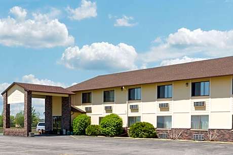 Super 8 by Wyndham Perry IA