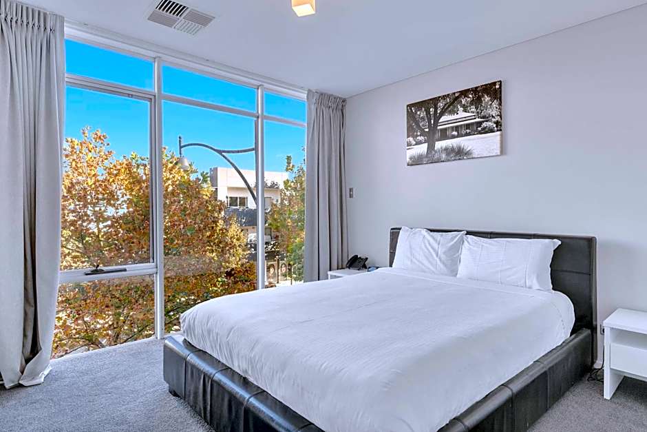 Mawson Lakes Hotel
