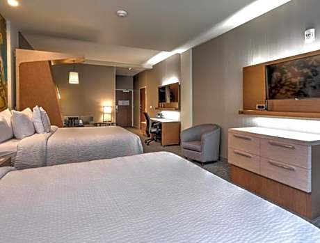 Queen Room with Two Queen Beds and Adapted Tub - Mobility Accessible