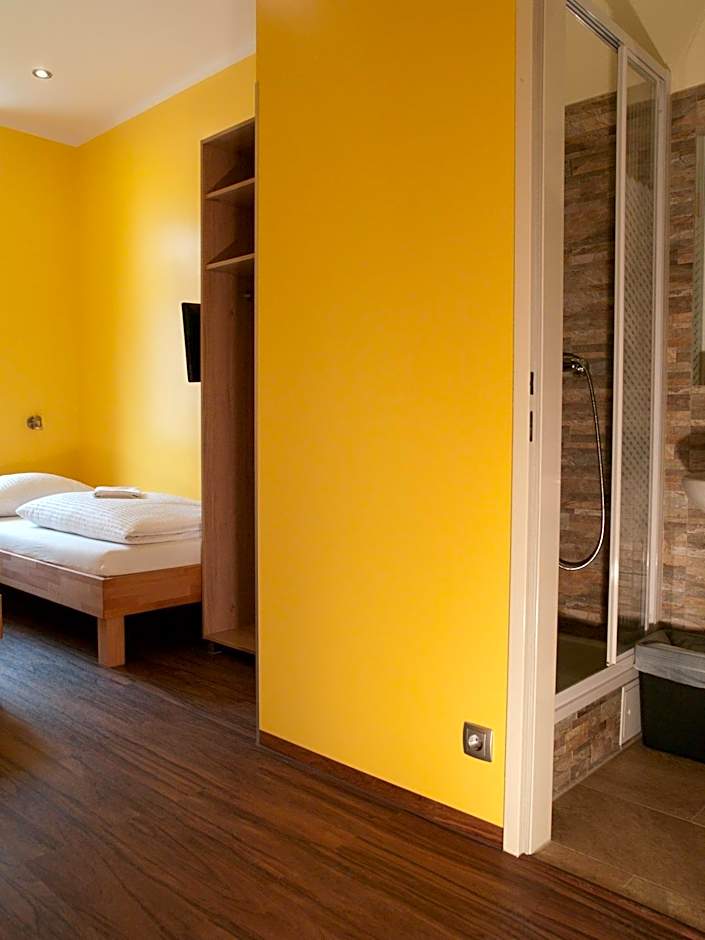 Do Step Inn  Hotel & Hostel