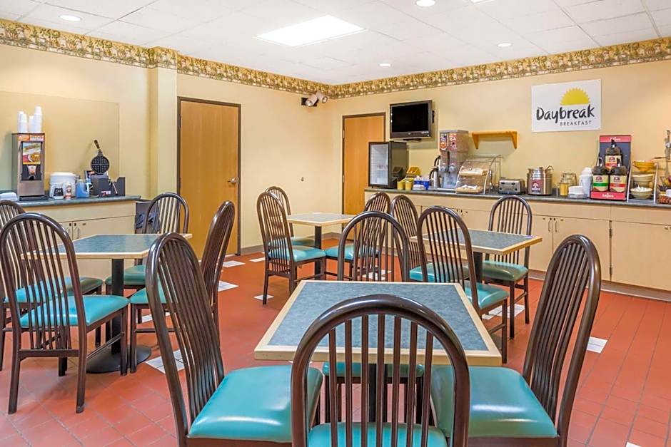 Days Inn & Suites by Wyndham Bridgeport - Clarksburg