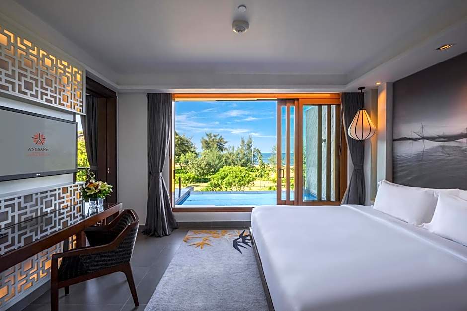 Photo 1 of 2 of Junior 1 King Bed Suite, Sea View