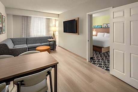 Two-Bedroom Suite with Adapted Tub - Mobility and Hearing Accessible