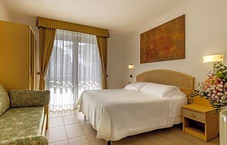 Superior Triple Room (1 Twin Bed and 1 King Bed)