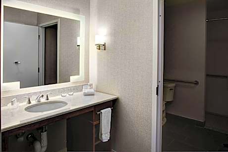 2 Queen Mobility/hearing Acc Ri Shwr Studio Ns