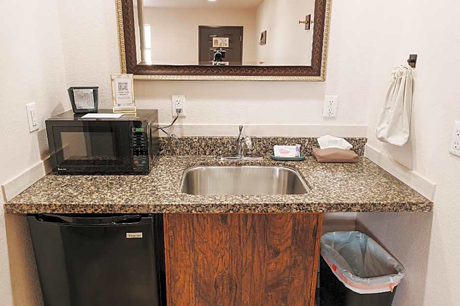 Price Pointe Inn