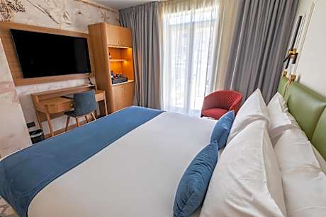 Deluxe King Room with Balcony and Hot Tub - Non-Smoking