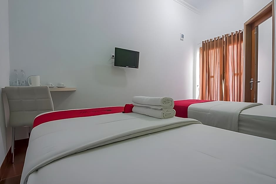 RedDoorz Plus near Alun Alun Kuningan