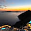 Sun Rocks Boutique Hotel - Caldera View Suites & Sunset Dining Experience