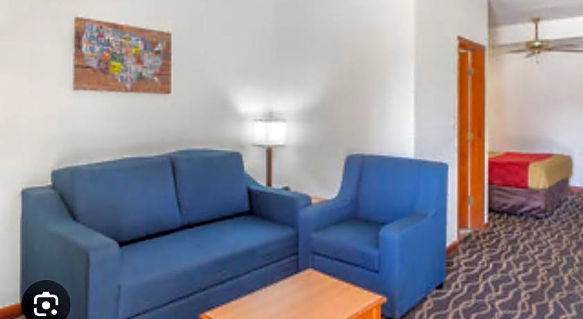 Econo Lodge Inn & Suites