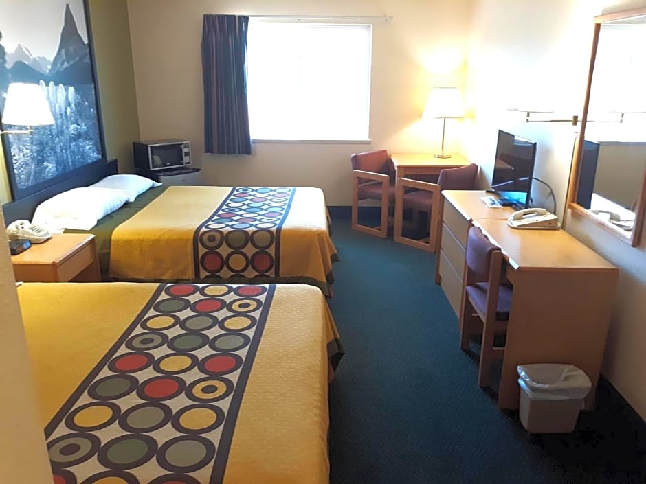 Super 8 by Wyndham Hamilton