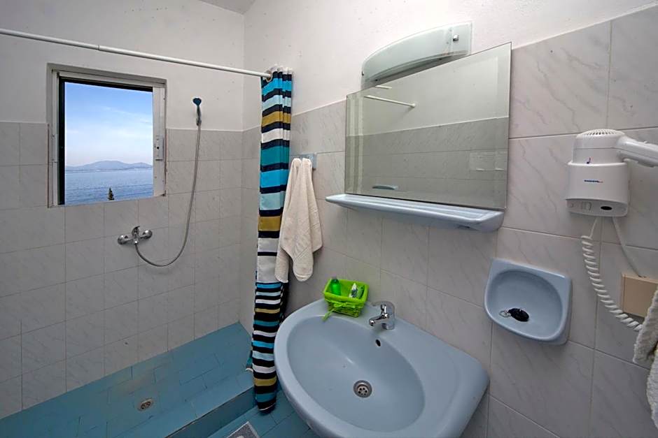 Crystal Blue Hotel, Barbati