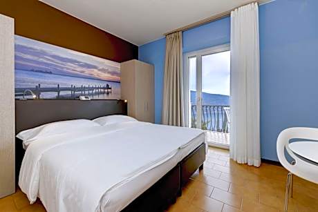 Standard Double or Twin Room with Lake View