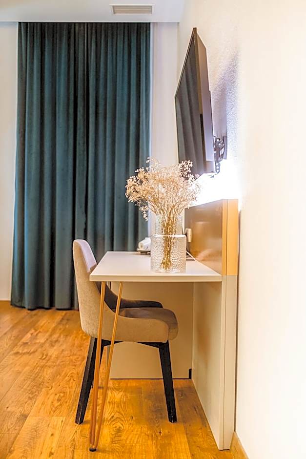 CASA CHITIC - HOTEL & RESTAURANT- Str Nicolae Balcescu 13