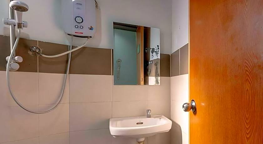 OYO 89874 Gs Golden Star Hotel