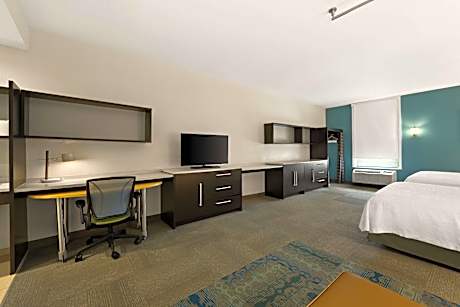 Queen Studio Suite with Roll-In Shower - Mobility Access/Non-Smoking