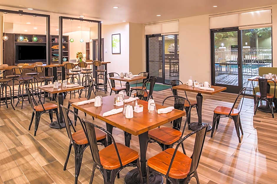 Holiday Inn and Suites Dallas-Addison By IHG