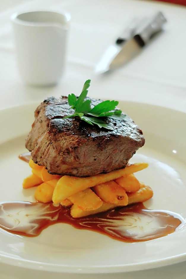 William Macintosh Motor Lodge