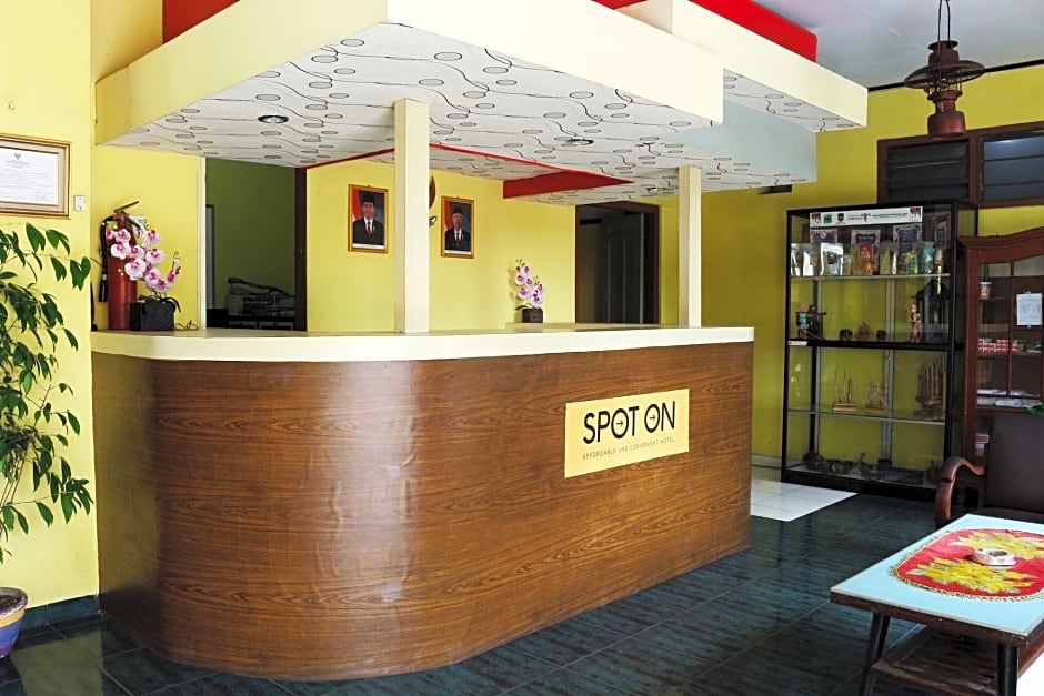 Spot On 1708 Hotel Budi Famili 1