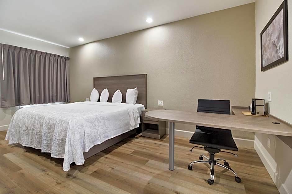 Red Roof PLUS+ Galveston - Beachfront