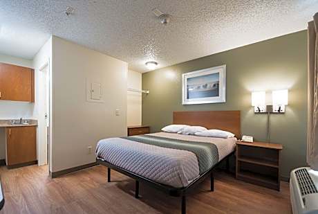 Studio 1 Queen Bed with Walk-In Shower Non-Smoking