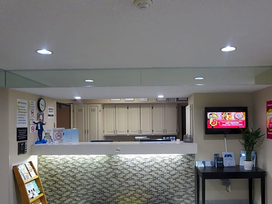 Super 8 by Wyndham Mundelein/Libertyville Area