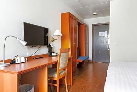 1 King Bed Non-Smoking Standard Room Work Desk Wi-Fi Full Breakfast