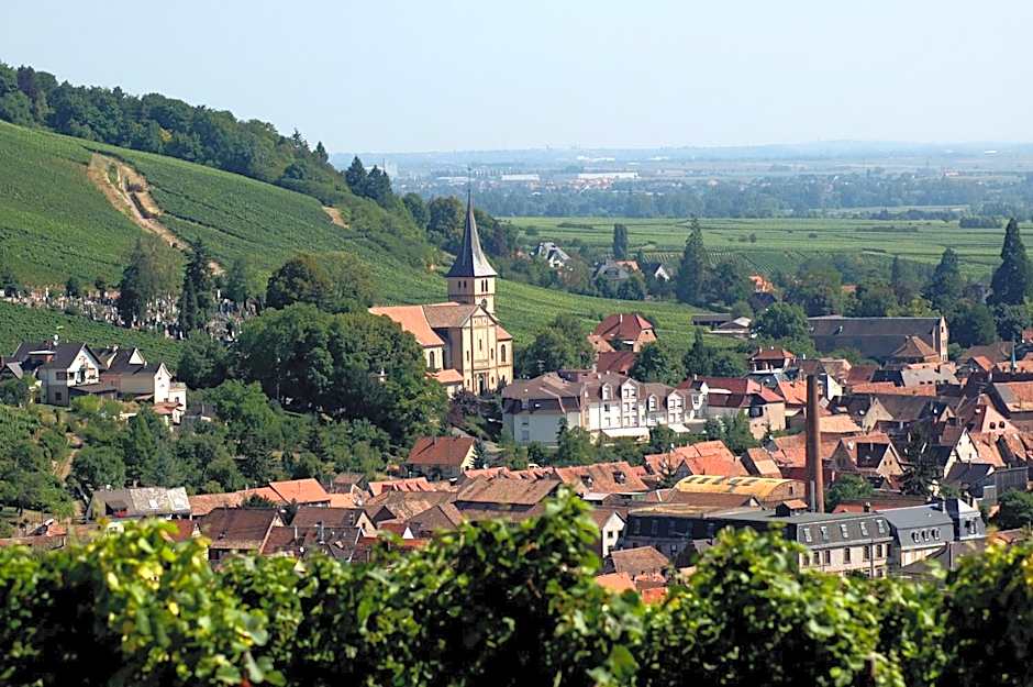 A la Maison Rouge Hotel & Restaurant