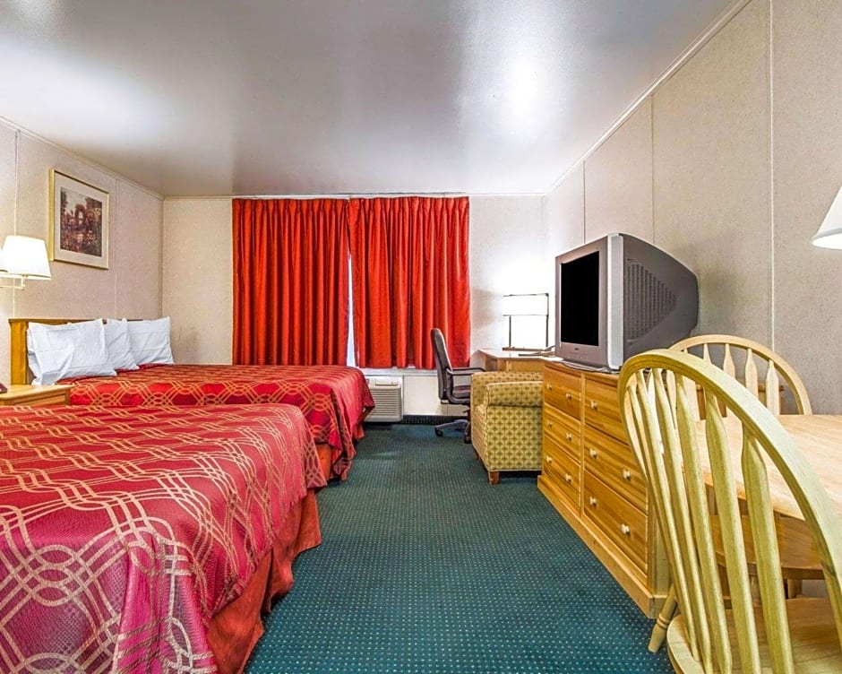 Rodeway Inn & Suites Brunswick near Hwy 1