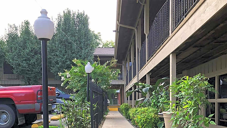 Charles Wesley Motor Lodge Broken Bow