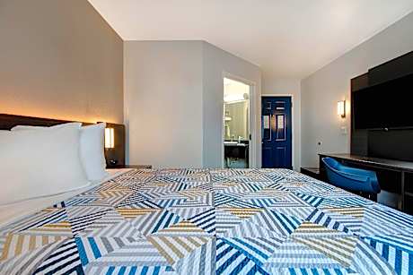 1 Queen Bed | Mobility Accessible Tub Nsmk