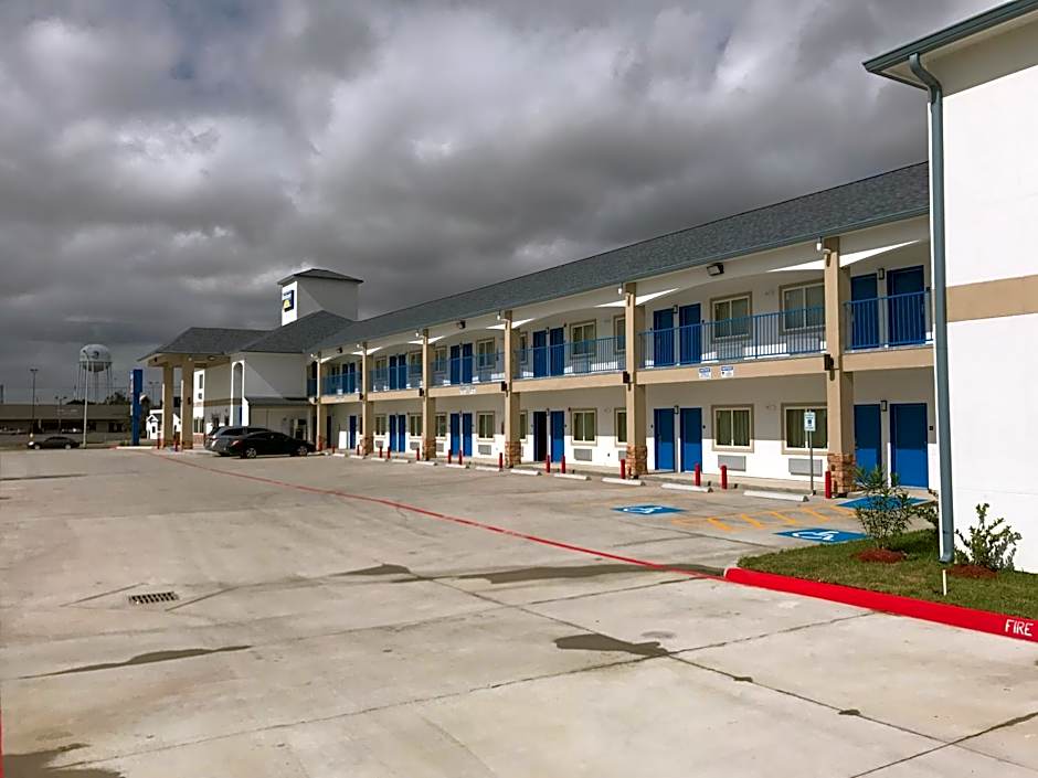 Deluxe Inn & Suites - Baytown