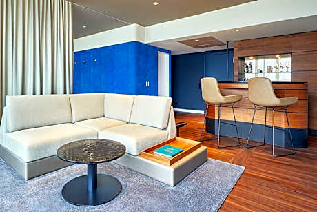 Lake King Suite with Balcony and View