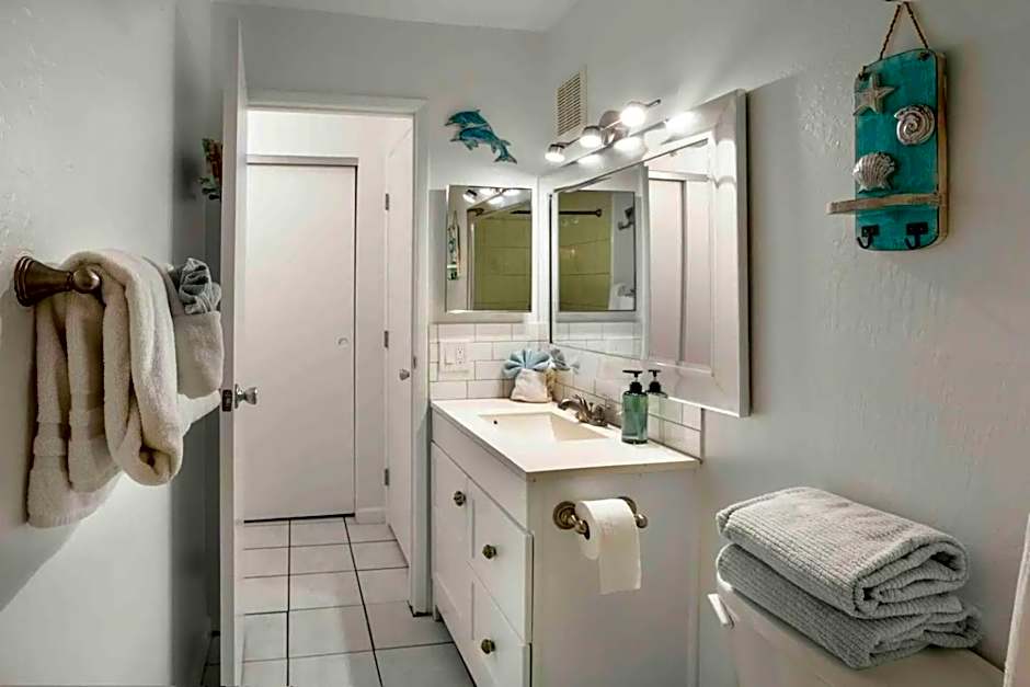 Walk to Beach! Full Kitchen and Pool