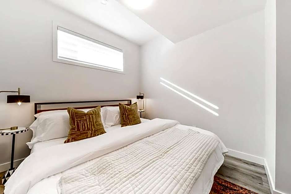 Cozy Nordic Utopia, Bsmt Suite near WEM & DT, King Bed, WiFi