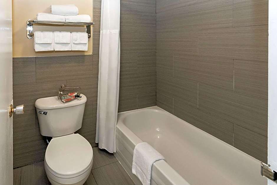 Econo Lodge Inn & Suites