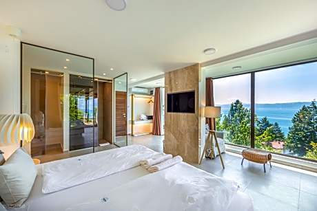 Deluxe Villa with Spa Bath and Lake View